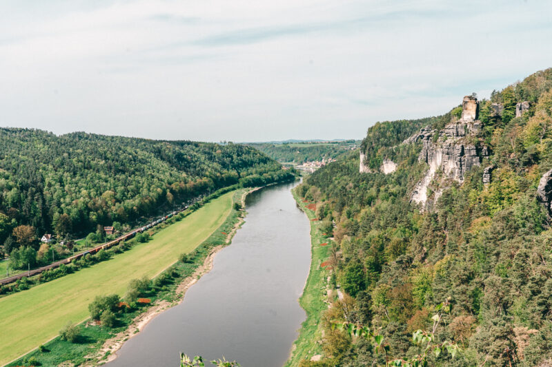 Blick von oben auf das Elbtal in der Sächsischen Schweiz