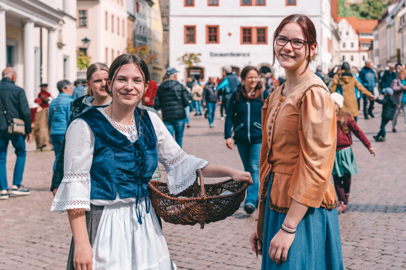 Mädchen beim Canalettobild in Pirna