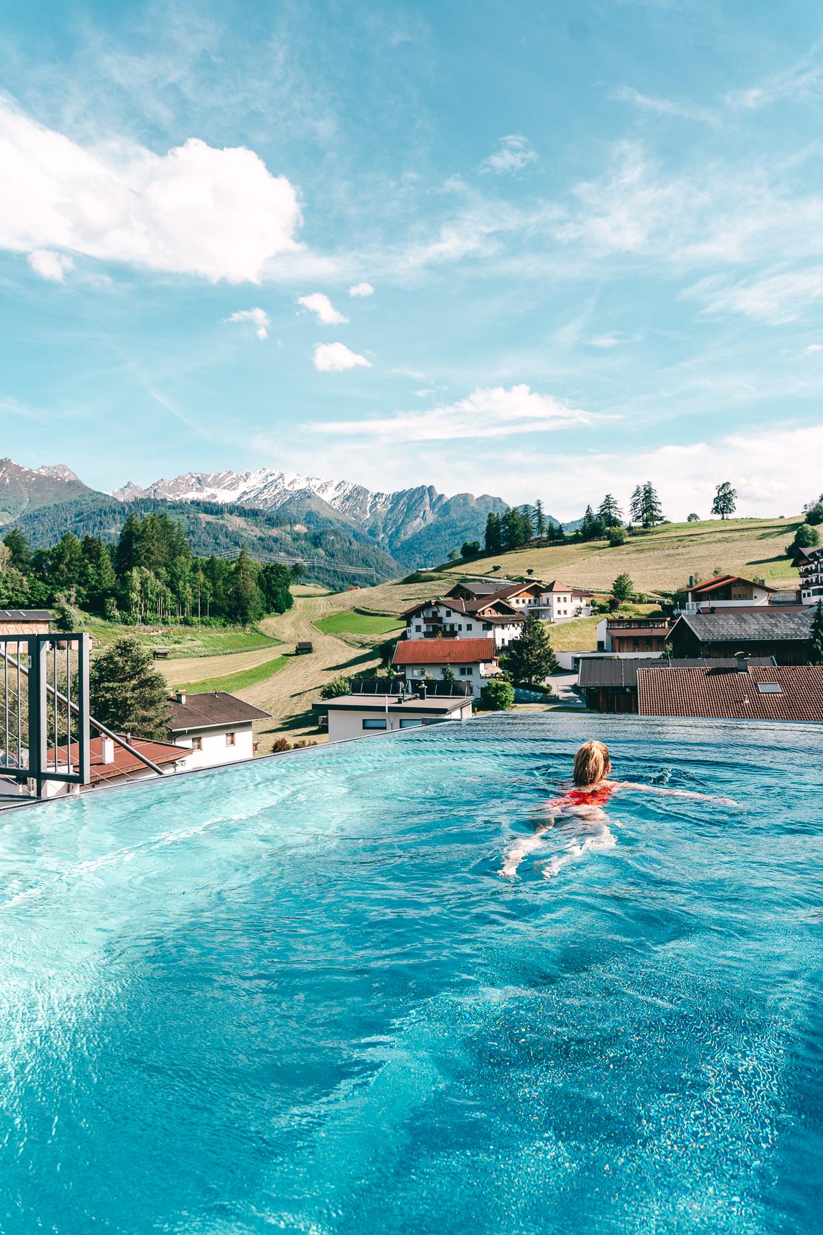 Infitity-Pool im Alpine Resort Goies