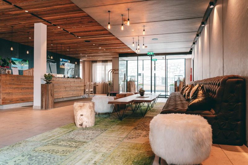 Rezeption im Alpine Resort Goies