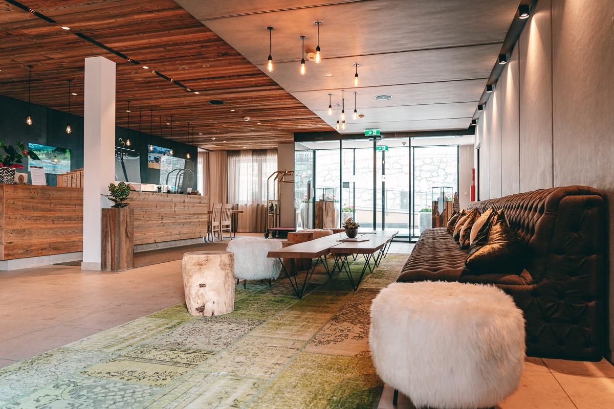 Rezeption im Alpine Resort Goies