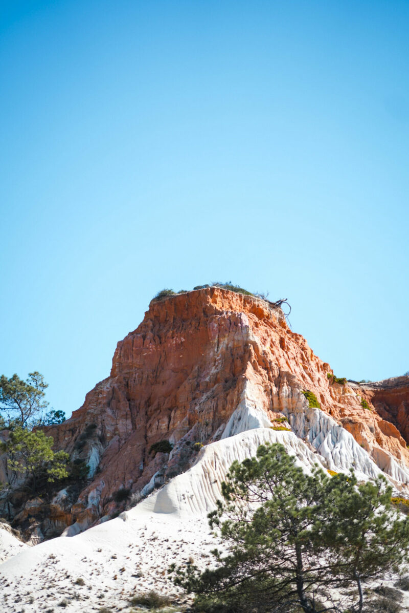 Felsen am Praia do Barranco das Belharucas